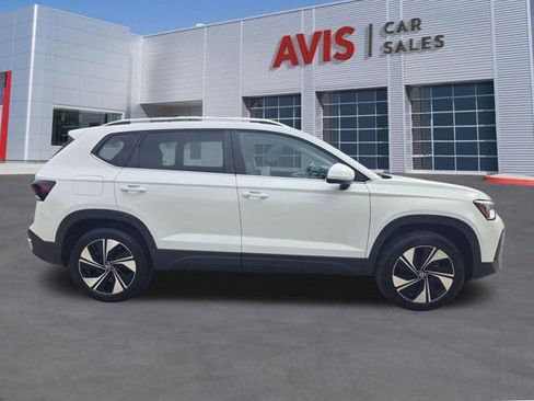 Used 2025 Volkswagen Taos SE AWD/4WD image 5
