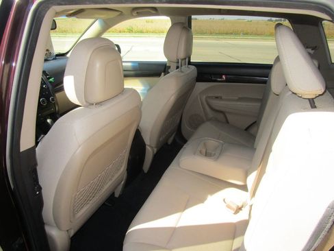 Used 2013 Kia Sorento LX w/ Convenience Pkg image 9