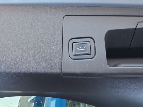 Used 2018 Cadillac XT5 Luxury w/ Driver Awareness Package image 38