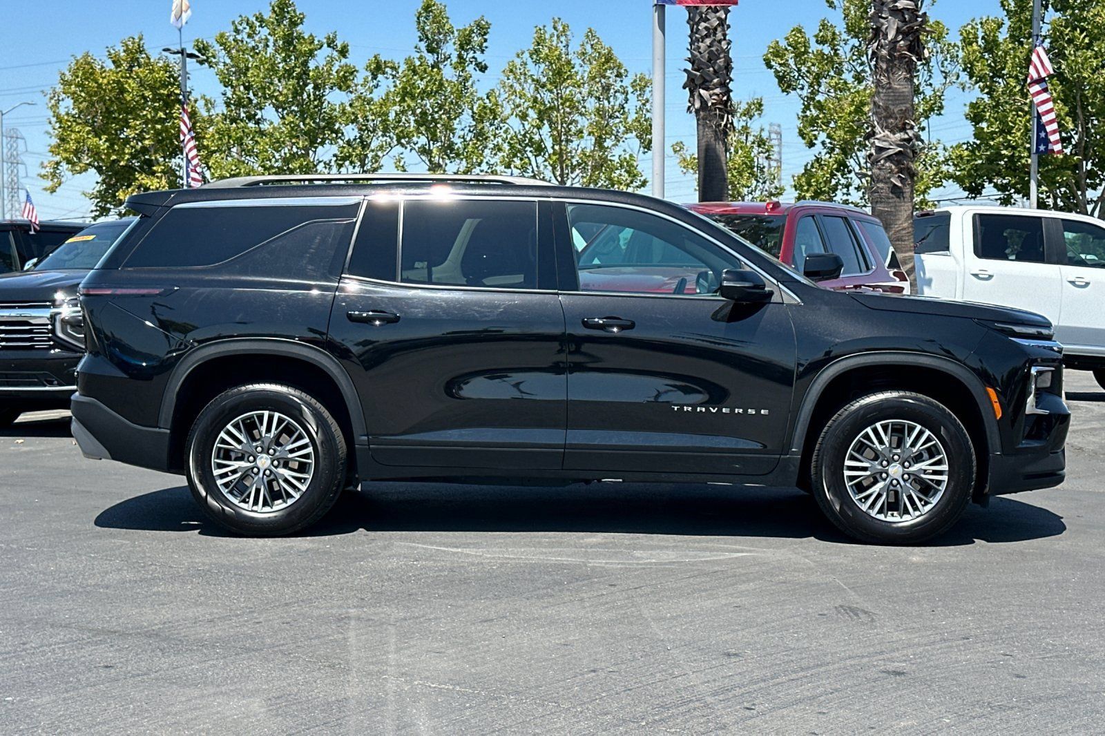 Used 2024 Chevrolet Traverse LT FWD image 3