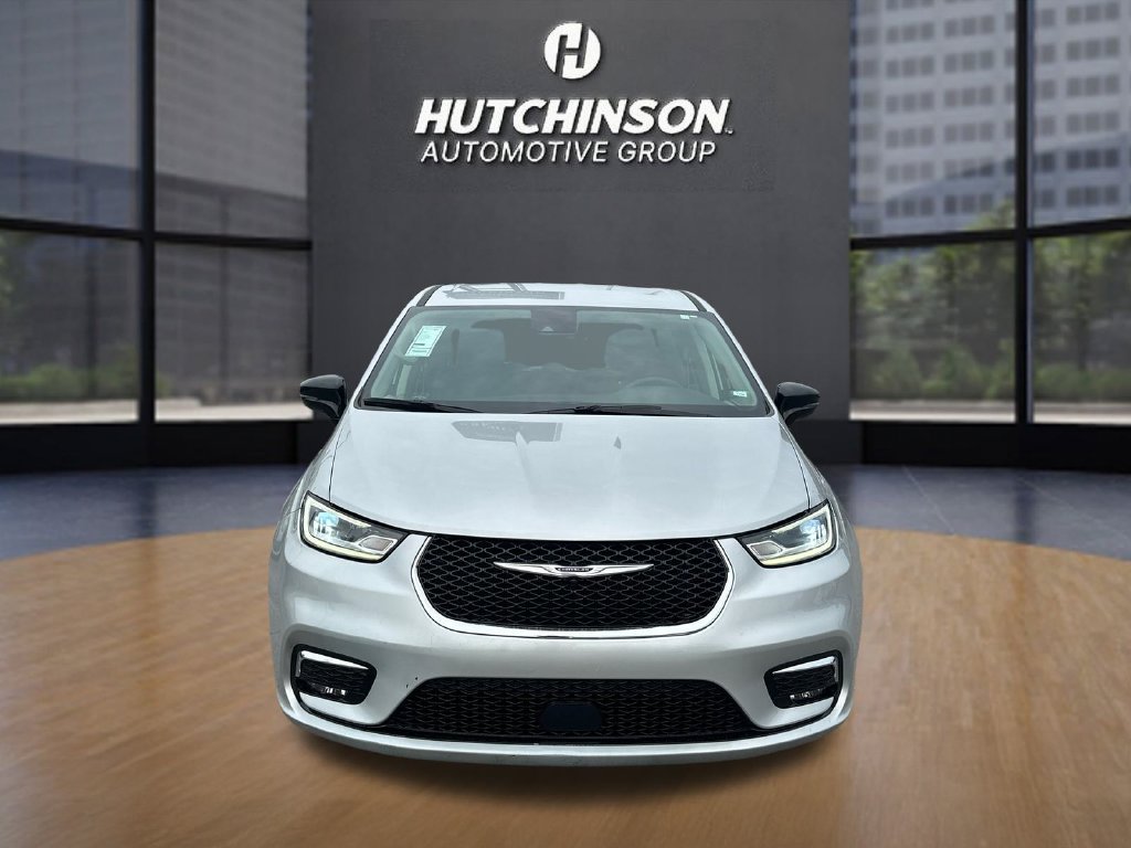Used 2024 Chrysler Pacifica Limited FWD image 2