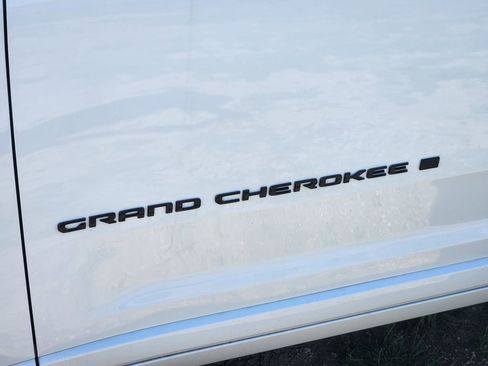 New 2026 Jeep Grand Cherokee L Summit w/ Obsidian Package AWD/4WD image 8
