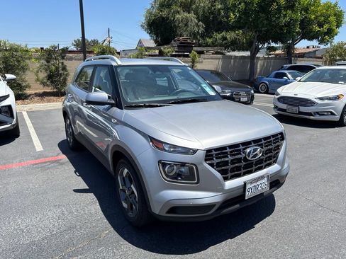 Certified 2025 Hyundai Venue SEL FWD image 4