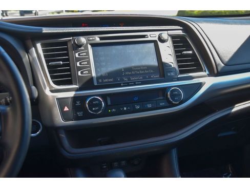 Used 2019 Toyota Highlander XLE AWD/4WD image 21