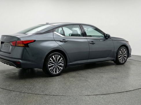 Used 2025 Nissan Altima 2.5 SV image 9