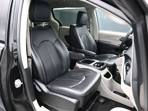 Used 2023 Chrysler Pacifica Touring-L FWD image 16