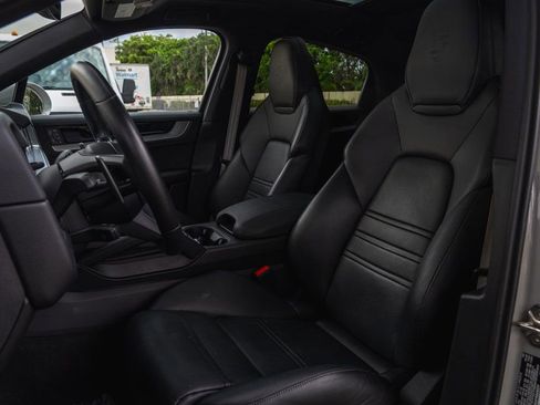 Used 2025 Porsche Cayenne Coupe AWD/4WD image 13