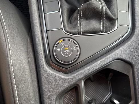 New 2024 Volkswagen Tiguan SE image 27