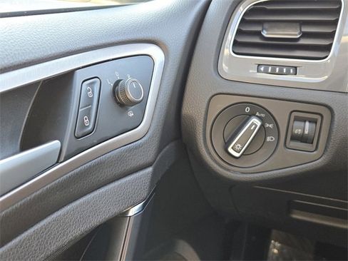 Used 2015 Volkswagen e-Golf Limited Edition image 22