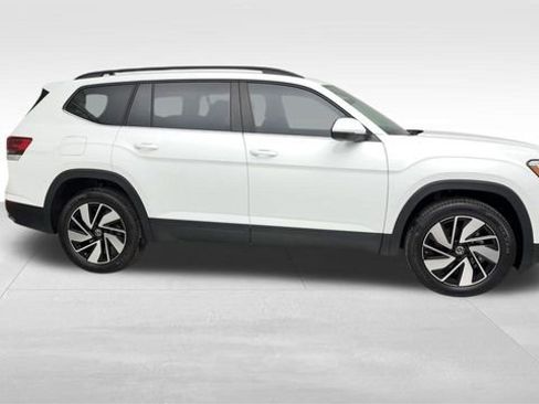 Certified 2025 Volkswagen Atlas SE image 11