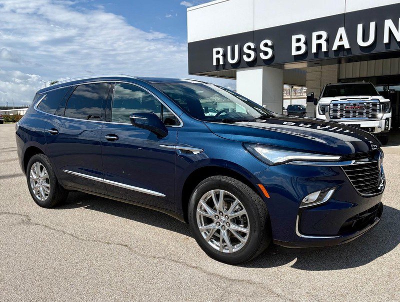 Used 2023 Buick Enclave Essence w/ Experience Buick Package FWD image 2