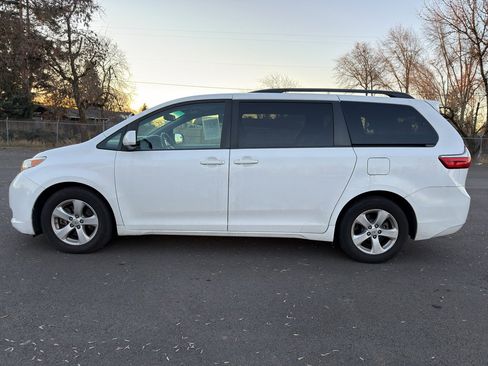 Used 2016 Toyota Sienna LE image 2