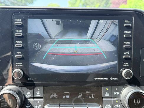 Used 2022 Toyota Highlander XLE AWD/4WD image 30