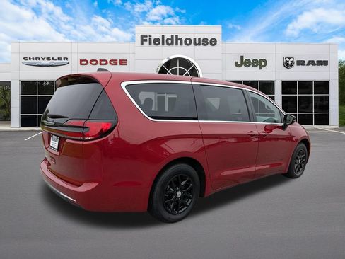 Used 2024 Chrysler Pacifica Touring-L FWD image 11
