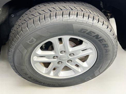 Used 2022 Jeep Grand Cherokee Laredo w/ Luxury Tech Group I image 28