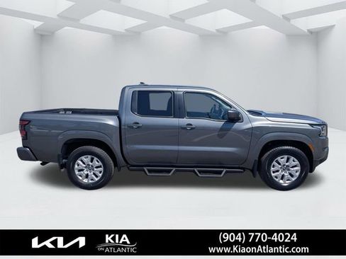 Used 2022 Nissan Frontier SV image 2