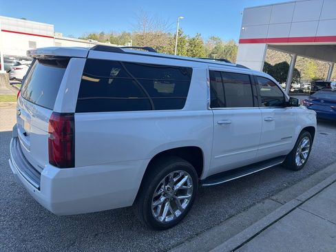 Used 2020 Chevrolet Suburban Premier image 3