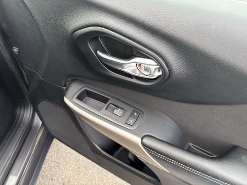 Used 2017 Jeep Cherokee Latitude w/ Safety/Convenience Group image 30