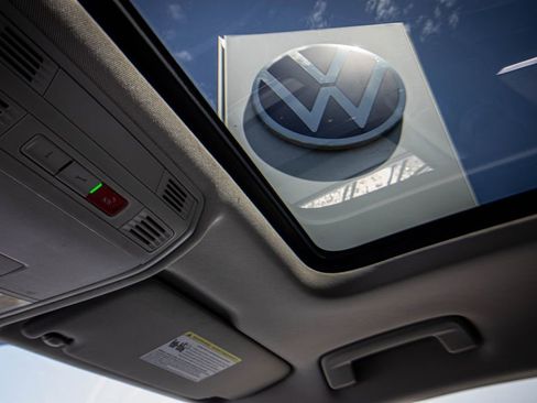 Certified 2025 Volkswagen Taos SE w/ Panoramic Sunroof Package FWD image 44