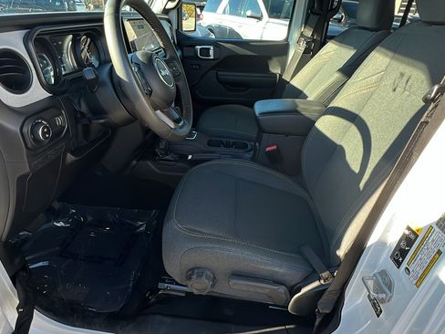 Used 2024 Jeep Gladiator Sport image 16