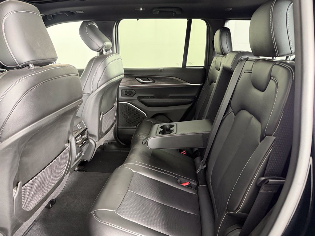 Used 2025 Jeep Grand Cherokee Limited w/ Luxury Tech Group II RWD image 19