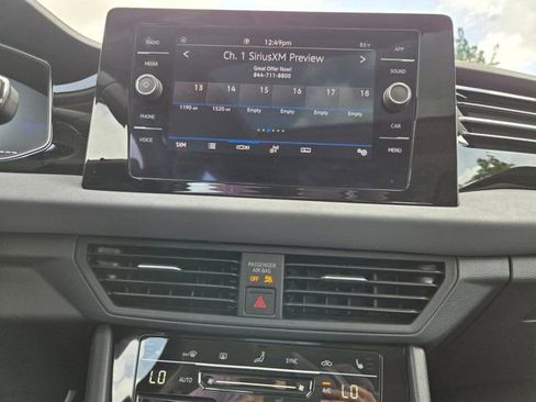 Used 2025 Volkswagen Jetta SE FWD image 16
