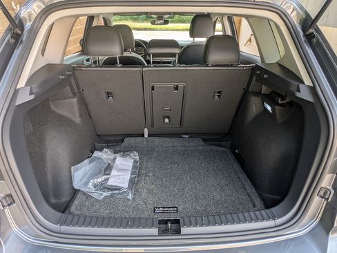 Used 2025 Volkswagen Taos SE w/ Panoramic Sunroof Package FWD image 19