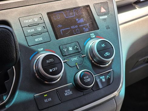 Used 2016 Toyota Sienna LE FWD image 41
