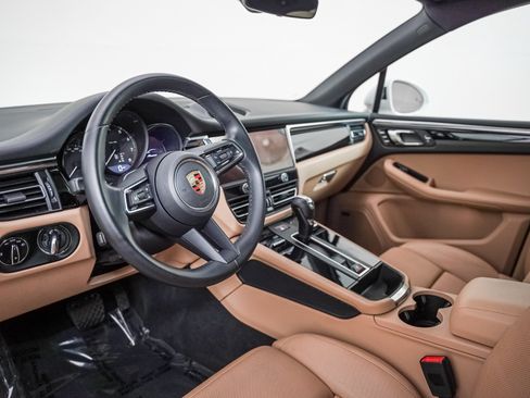 Certified 2024 Porsche Macan AWD/4WD image 4
