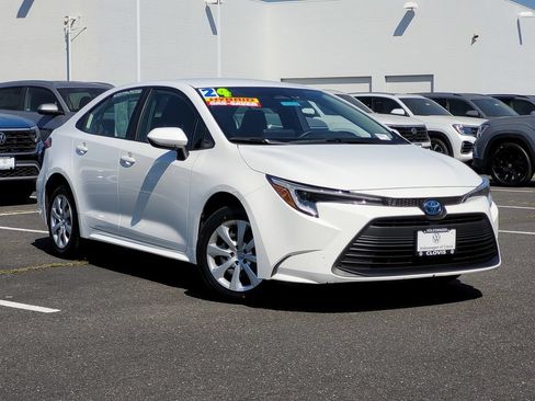 Used 2024 Toyota Corolla LE FWD image 2