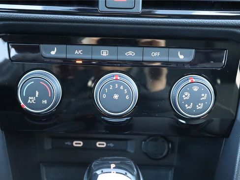 Certified 2023 Volkswagen Taos SE w/ Panoramic Sunroof Package image 21