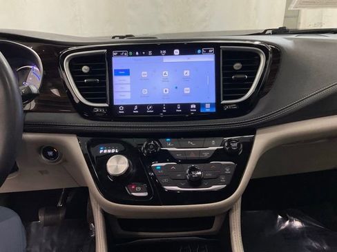 Used 2023 Chrysler Pacifica Limited FWD image 17