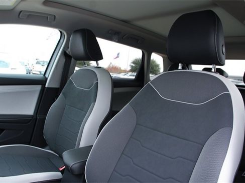 New 2026 Volkswagen Taos SE image 12