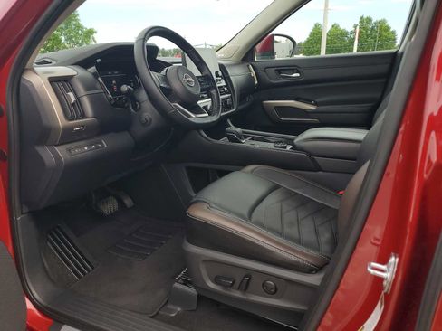 Used 2023 Nissan Pathfinder Platinum w/ Cargo Package AWD/4WD image 17