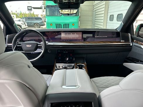 Certified 2026 Cadillac Escalade ESV Platinum Sport w/ LPO, Floor Liner Package AWD/4WD image 16