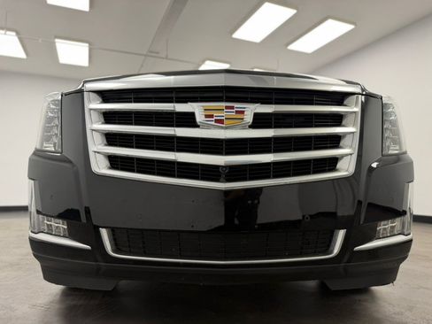 Used 2017 Cadillac Escalade Luxury AWD/4WD image 16
