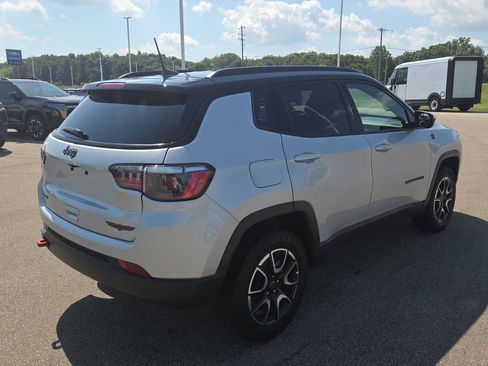 Used 2025 Jeep Compass Trailhawk AWD/4WD image 8