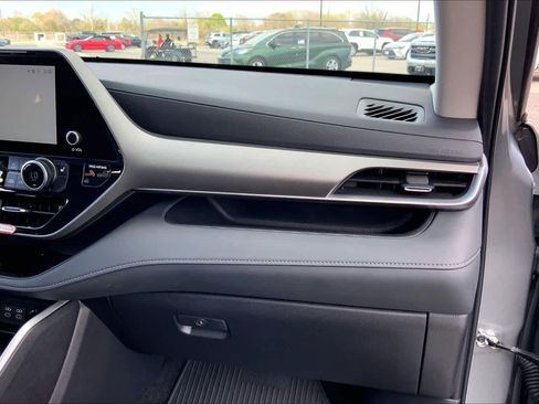 Certified 2025 Toyota Highlander XLE image 17
