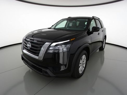 Used 2025 Nissan Pathfinder SV image 3