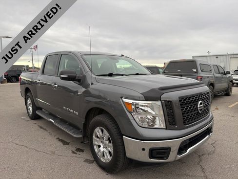 Used 2019 Nissan Titan SV w/ SV Convenience Package image 3
