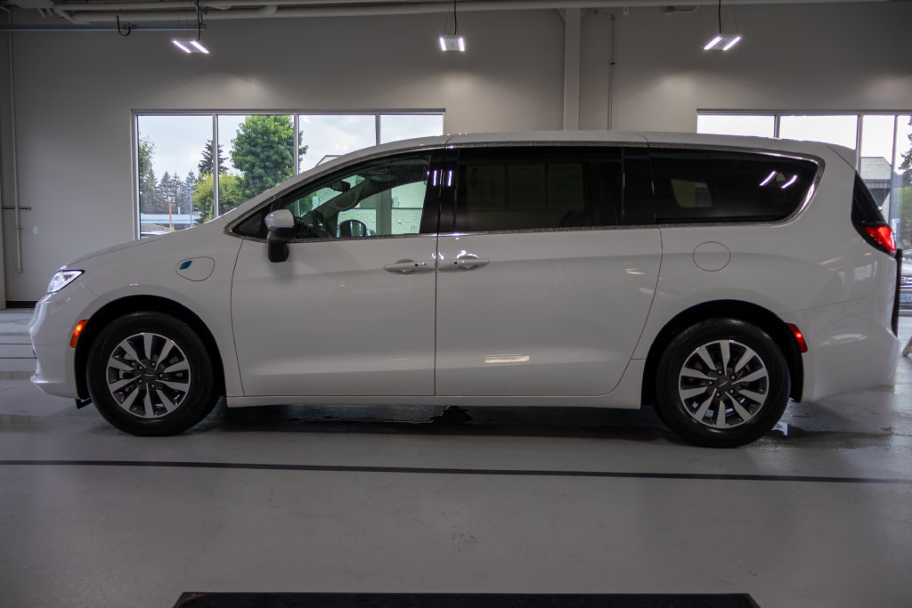 Used 2023 Chrysler Pacifica Touring-L FWD image 10