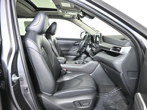 Used 2024 Toyota Highlander XLE AWD/4WD image 13