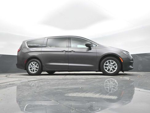Used 2022 Chrysler Voyager LX image 43