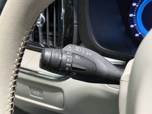 Used 2023 Volvo XC60 B5 Ultimate w/ Protection Package Premier image 22