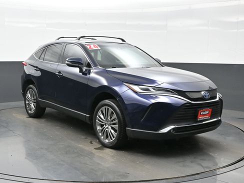 Used 2024 Toyota Venza XLE image 8
