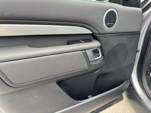 Used 2020 Land Rover Discovery Landmark image 14