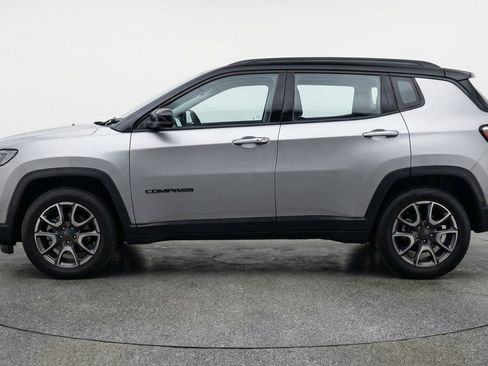 Used 2025 Jeep Compass Trailhawk image 5