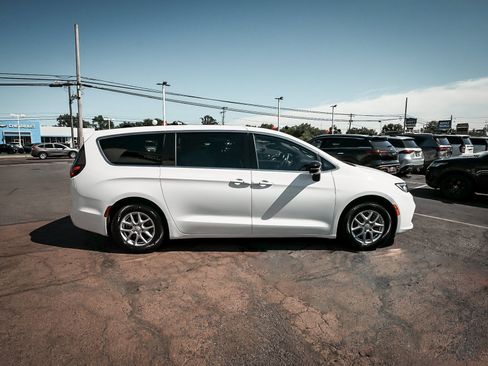 Used 2026 Chrysler Pacifica Select FWD image 7