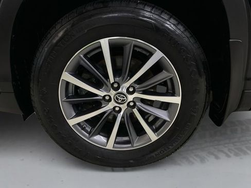 Used 2018 Toyota Highlander XLE image 19