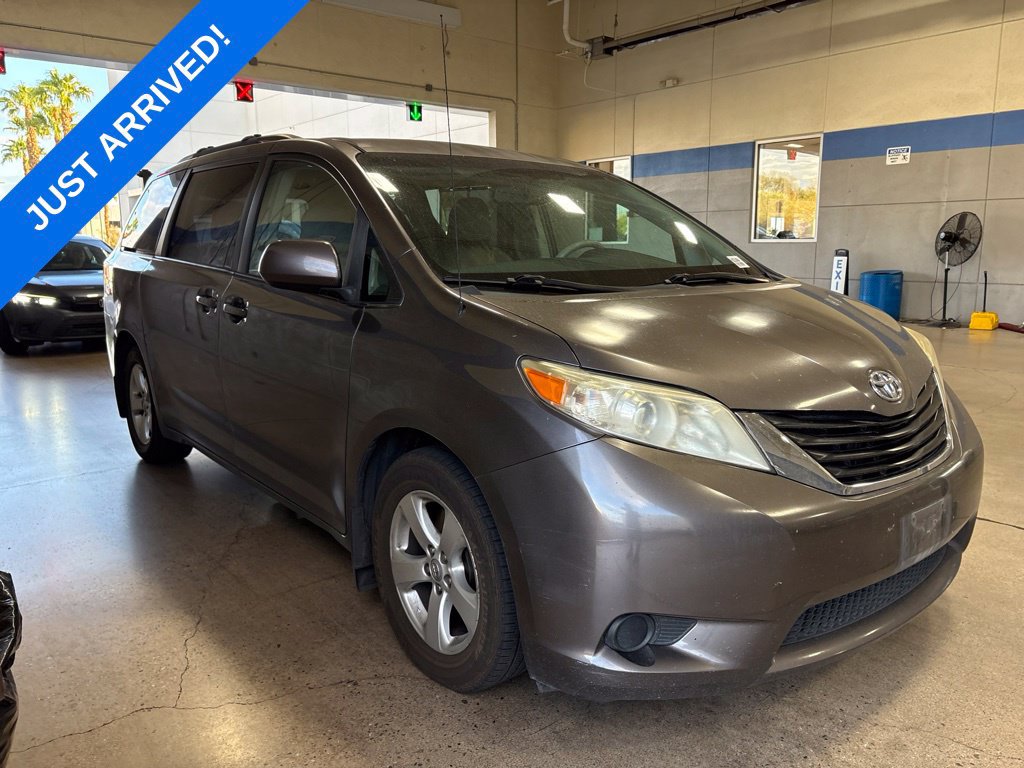 Used 2012 Toyota Sienna LE w/ Towing Pkg FWD image 2